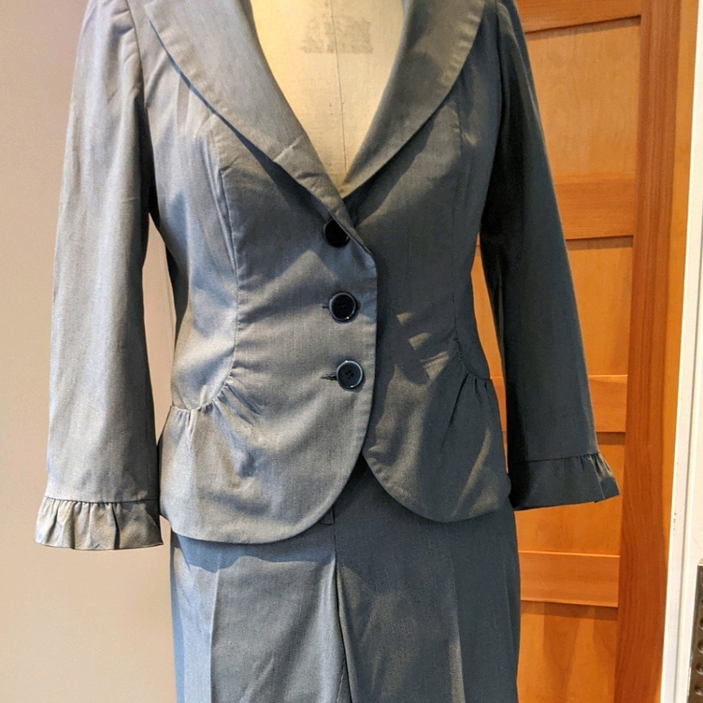 Designer pant suit size 8 grey check
